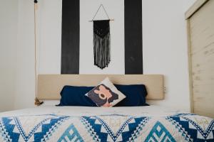 Schlafzimmer mit einem Bett mit einer blauen und weißen Bettdecke in der Unterkunft Mareta 201 Hermoso cerca de la playa in Mazatlán