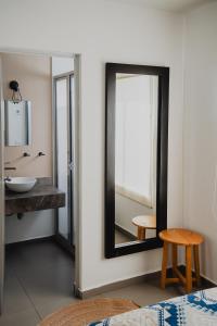 ein Badezimmer mit einem Spiegel und einem Waschbecken in der Unterkunft Mareta 201 Hermoso cerca de la playa in Mazatlán