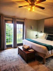 Кровать или кровати в номере Vue de Riviere, Cozy Farmhouse, King bed, Spa Bathroom, Private
