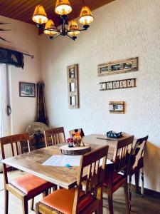 comedor con mesa de madera y sillas en Panorama Hak - CharmingStay, en Flumserberg