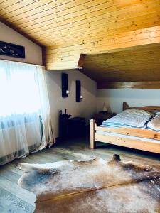 - une chambre avec un lit et un plafond en bois dans l'établissement Panorama Hak - CharmingStay, à Flumserberg