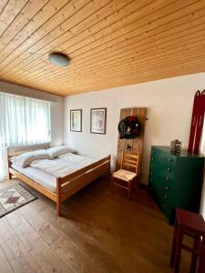 - une chambre avec un lit et un plafond en bois dans l'établissement Panorama Hak - CharmingStay, à Flumserberg