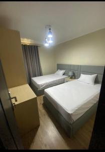 twee bedden in een hotelkamer met twee bedden bij Ocean Blue Luxury serviced Hotel Apartments in Caïro