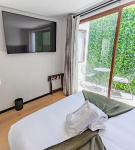 - une chambre avec un lit et une grande fenêtre dans l'établissement Casa Castillo, à Mexico