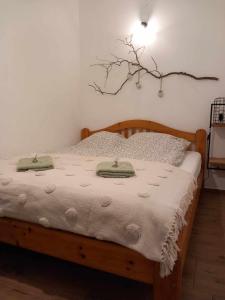 ein Schlafzimmer mit einem Bett mit zwei Handtüchern darauf in der Unterkunft Bükki csend vendégház in Bükkszentkereszt