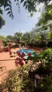 una piscina en medio de un patio en Tropical House Club BnB and Events, Salgar, Puerto Colombia, en Puerto Colombia