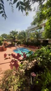 una piscina frente a un edificio en Tropical House Club BnB and Events, Salgar, Puerto Colombia, en Puerto Colombia
