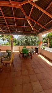 un patio con mesas y sillas y un techo en Tropical House Club BnB and Events, Salgar, Puerto Colombia, en Puerto Colombia