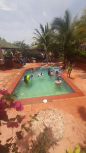 un grupo de personas jugando en una piscina en Tropical House Club BnB and Events, Salgar, Puerto Colombia, en Puerto Colombia