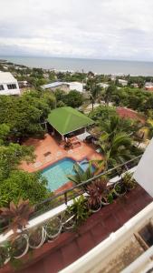 una vista aérea de una piscina y una pista de tenis en Tropical House Club BnB and Events, Salgar, Puerto Colombia, en Puerto Colombia