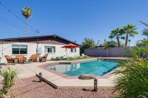 een zwembad voor een huis bij Scottsdale Vacation Home with Pool 2 Mi to Old Town in Scottsdale