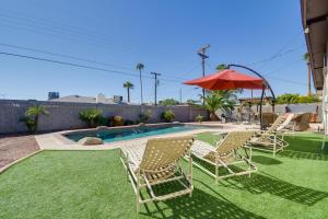 een patio met stoelen, een parasol en een zwembad bij Scottsdale Vacation Home with Pool 2 Mi to Old Town in Scottsdale