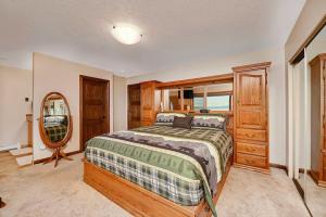 - une chambre avec un lit et un miroir dans l'établissement Kenai Vacation Rental with Volcano and Glacier Views!, à Kenai