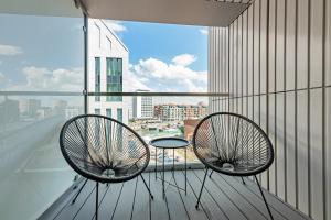 グダニスクにあるWyspa Spichrzów Residenceの市街の景色を望むバルコニー(椅子2脚付)