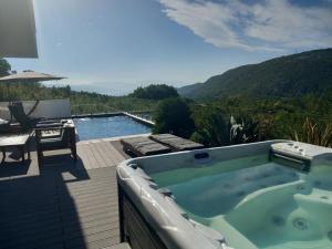 Piscine de l'établissement Luxury Villa Ena ou située à proximité