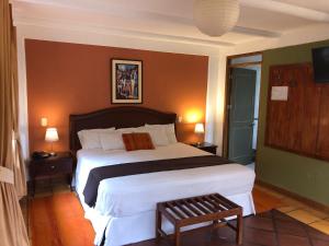 ein Schlafzimmer mit einem großen Bett in einem Zimmer in der Unterkunft Hotel Pisonay Pueblo in Urubamba