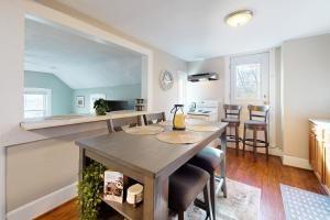 - une cuisine avec une table et des chaises dans la chambre dans l'établissement Vermont Marble Haven - Unit 2, à Rutland