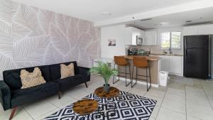 ein Wohnzimmer mit einem Sofa und einer Küche in der Unterkunft Apartment 1 1 near Ballpark and Hospitals Airport in Miami