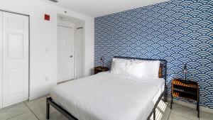 1 dormitorio con 1 cama y una pared azul y blanca en Apartment 1 1 near Ballpark and Hospitals Airport en Miami