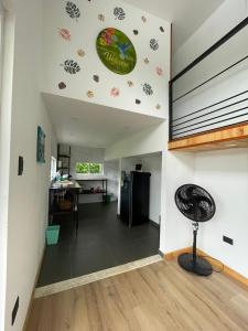 ein Wohnzimmer mit einem schwarzen Kühlschrank und eine Küche in der Unterkunft Tiny House Tauramena in Tauramena