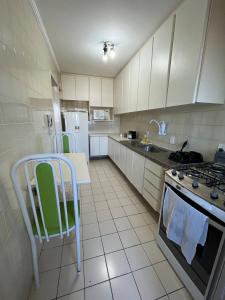 a kitchen with white cabinets and a stove top oven at Apartamento próximo ao metro Jabaquara, apto 13 in São Paulo