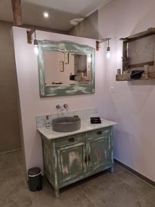 a bathroom with a sink and a mirror at The Cat and The Owl B&B in Groenlo