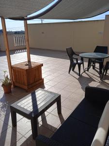 een patio met tafels en stoelen op een dak bij Xylophagou Rest and relax (2) Ayia Napa Larnaca in Xylophaghou