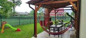 un patio con hamaca, mesa y sillas en Casa MACO en Campina