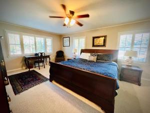 - une chambre avec un lit et un ventilateur de plafond dans l'établissement Family-sized Contemporary in Spacious Neighbourhood, à Annapolis