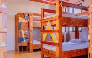 Postel nebo postele na pokoji v ubytování Tribu Hostel