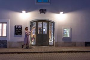 una mujer parada frente a una puerta en SteinThron, en Kalwang