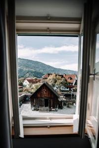 a window with a view of a barn at SteinThron in Kalwang