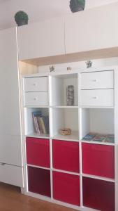 un estante de libros con cajones rojos y blancos en Teide & Mar Vistas, en Tacoronte