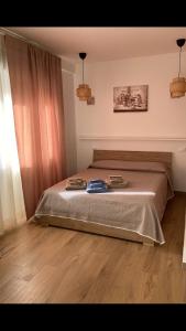 1 dormitorio con 1 cama en una habitación en Casa Di Luce, en Montesilvano