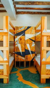 Palanda nebo palandy na pokoji v ubytování Tribu Hostel