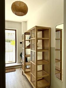 カメラーノにあるDa Claudio e Ivanaの木製の本棚と窓が備わる客室です。