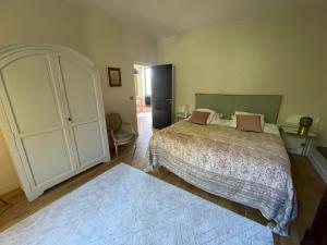 - une chambre avec un lit et une grande armoire blanche dans l'établissement Suite près de Chambord, à Saint-Laurent-Nouan