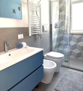 W łazience znajduje się umywalka, toaleta i prysznic. w obiekcie Da Claudio e Ivana w mieście Camerano