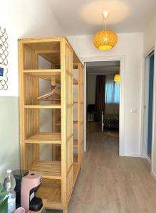 uma estante de livros de madeira num quarto com um corredor em Da Claudio e Ivana em Camerano