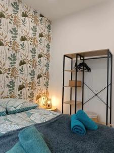Un dormitorio con una cama con una toalla azul. en Logement cosy hypercentre, en Coutances