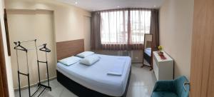 a small bedroom with a bed and a window at Apartamento Copacabana, Vista para o mar e com garagem in Rio de Janeiro