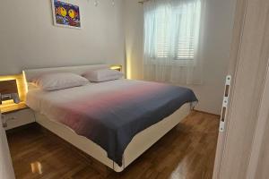 Un dormitorio con una cama grande y una ventana en Dugo polje apartman, en Dugopolje