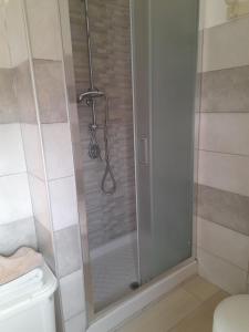 eine Dusche mit Glastür im Bad in der Unterkunft La casa di Beatrice in Catanzaro Lido