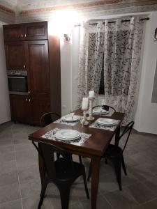 una sala da pranzo con tavolo, sedie e tenda di La Vecchia Riseria 1 a Novara