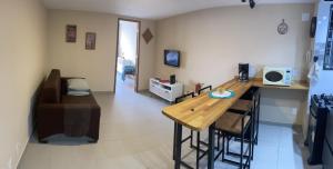 a room with a kitchen with a table and chairs at Apartamento Copacabana, Vista para o mar e com garagem in Rio de Janeiro