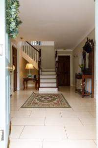 sala de estar con escalera y alfombra en Oak House Laois B&B, en Portarlington