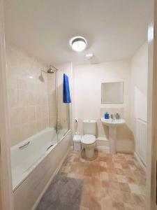 y baño con bañera, aseo y lavamanos. en 2-Bed spacious apartment - One Ensuite, en Warrington