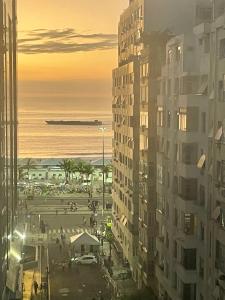 een uitzicht op de oceaan vanuit een gebouw bij Apartamento Copacabana, Vista para o mar e com garagem in Rio de Janeiro
