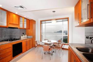 eine Küche mit Tisch und Stühlen und einem Fenster in der Unterkunft Hotel Irotama del Sol in Santa Marta