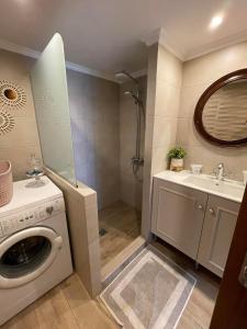 La salle de bains est pourvue d'un lave-linge et d'un lavabo. dans l'établissement kalos house, à Karpathos